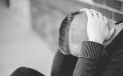 目睹夫砍死大小姑！婦人染血倒地崩潰「我該怎麼辦」 哀哭全場心碎