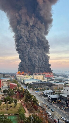 南韓物流中心大火狂燒10小時！千萬件庫存付之一炬 坍塌現場曝光
