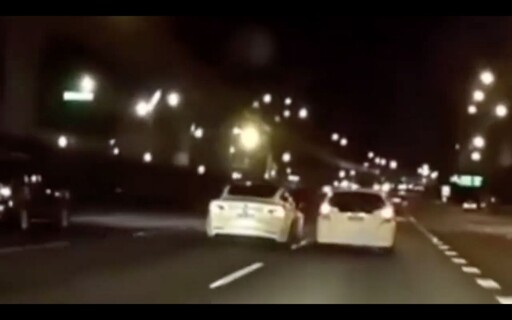 特斯拉深夜飄移自撞！匝道口蛇行橫衝護欄 網嚇爛：這招學不來