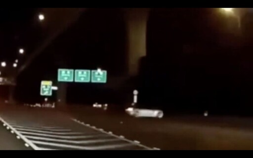 特斯拉深夜飄移自撞！匝道口蛇行橫衝護欄 網嚇爛：這招學不來
