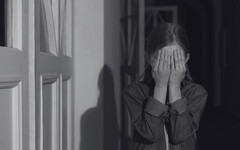 68歲男硬闖人妻家「抽插得逞」 強拉手撫摸生殖器 喊：給1千舔下面，娶你當小老婆