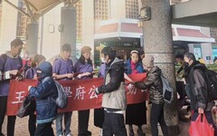 王子娘文教集團年節送暖 台北車站遊民開心領紅包