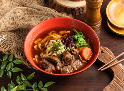 左營必吃牛肉麵推薦!老字號飄香四十年 自製辣小魚乾超涮嘴