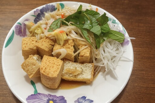 礁溪人氣臭豆腐 龍潭湖旅人一致推薦在地銅板美味