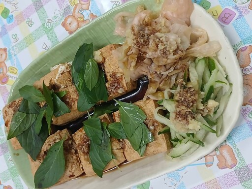 台東港式臭豆腐 外酥內嫩炭火堅持 烤出一塊塊記憶裡味道