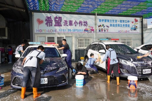 雲林警挺公益 警車洗車趣