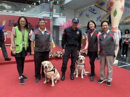 中市警犬獲悠遊實業公司捐贈適口性乾糧加菜