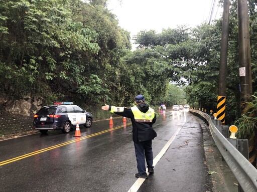 臺中市東勢分局警方冒雨保安全 東勢道路及時排障