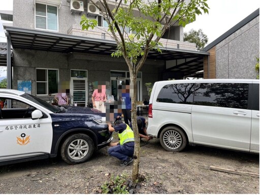 下大雨致車輛陷泥濘，泰武警方立刻救援