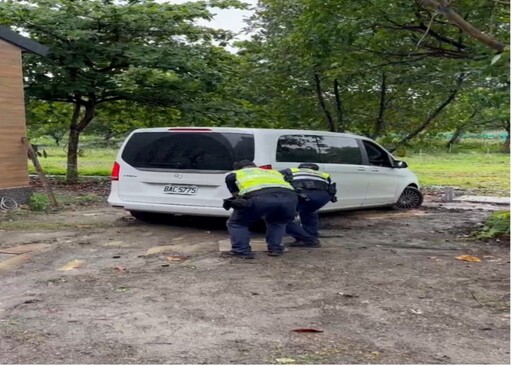 下大雨致車輛陷泥濘，泰武警方立刻救援