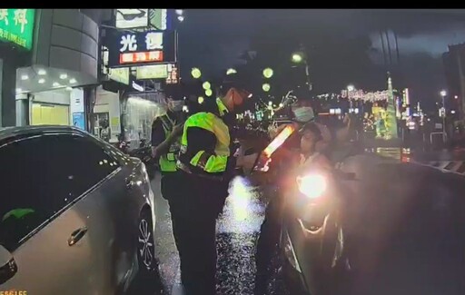 潮州警方於路口前細心向民眾宣導路口未停再開觀念，確保行車安全
