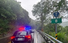 「大武警方清除台9戊線道路倒塌路樹維護交通安全」