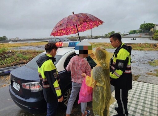 《凱米颱風來襲 枋寮警方協助鄉民裝設擋水閘門》