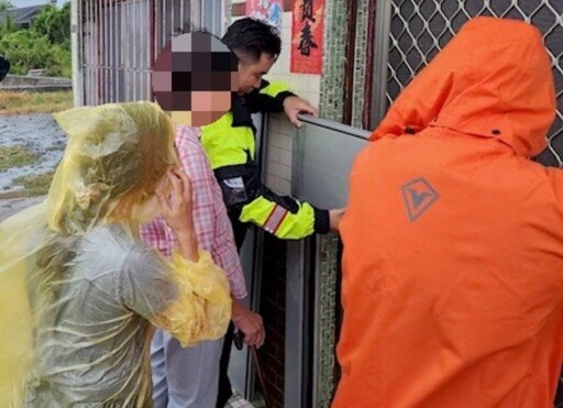 《凱米颱風來襲 枋寮警方協助鄉民裝設擋水閘門》