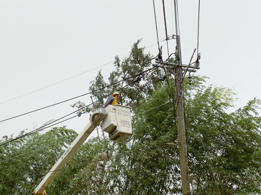 台電新竹處冒風雨全力搶修 新竹停電31,038戶復電率99.9%