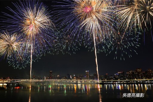 台北大稻埕夏日節煙火在七夕情人節壓軸登場