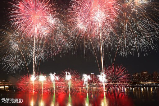 台北大稻埕夏日節煙火在七夕情人節壓軸登場