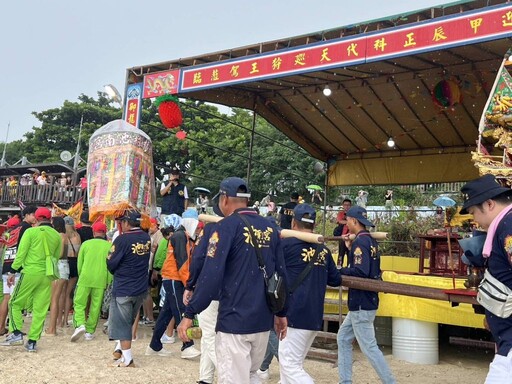 琉球迎王東港警行動補給車越洋 波麗士辛苦了！