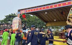 琉球迎王東港警行動補給車越洋 波麗士辛苦了！