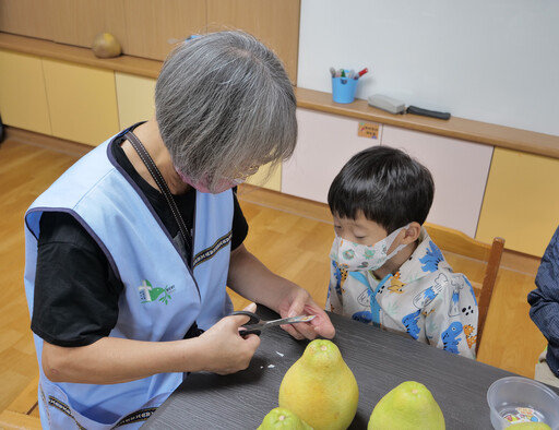 門諾基金會舉辦跨世代活動 祖孫攜手彩繪文旦