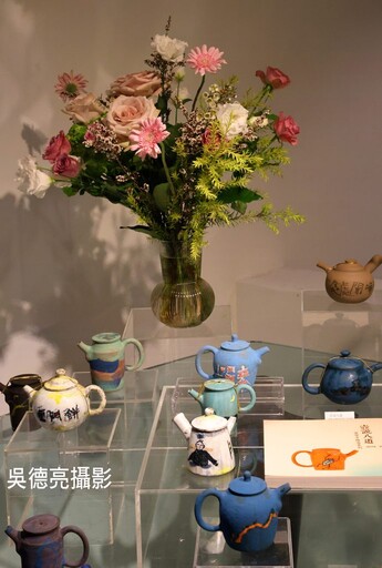 管管《壺說八道》手繪壺暨茶詩/文/畫展在「安德昇藝術」華麗登場