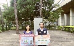 肯定對臺灣貢獻良多 清大兩位外籍教授獲移民署竹市站頒贈梅花卡永久居留證