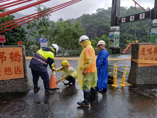 「山陀兒」降豪雨造成溪水暴漲瀕臨警戒線 關山警助公所封橋路護交安