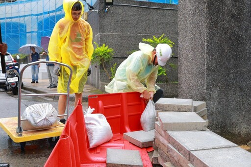 颱風持續逼近 基隆各區嚴防災害 市府配發新型擋水板因應