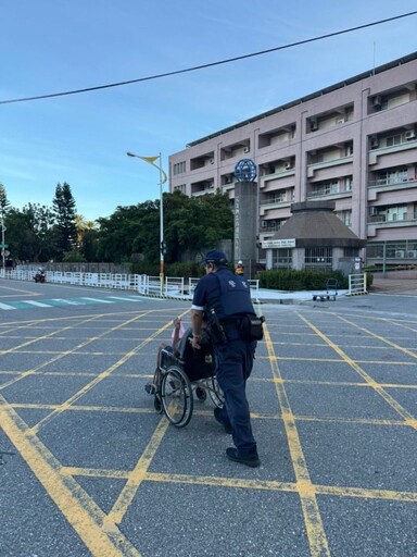 老翁行動不便無法自行使用輪椅 花蓮警獲報護送老翁平安返家