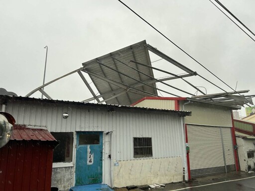 鐵皮遭颱風吹落道路 屏東東港警風雨中排除