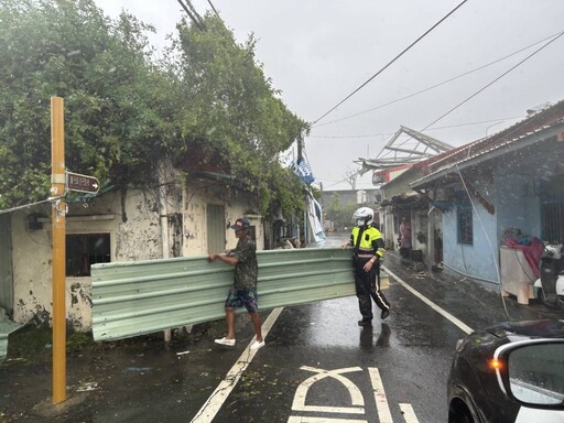 鐵皮遭颱風吹落道路 屏東東港警風雨中排除