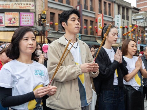 詹懷雲、林奕嵐拜月老祈願！《命中註定那頭鵝》神助攻幸運粉絲「此物」求愛