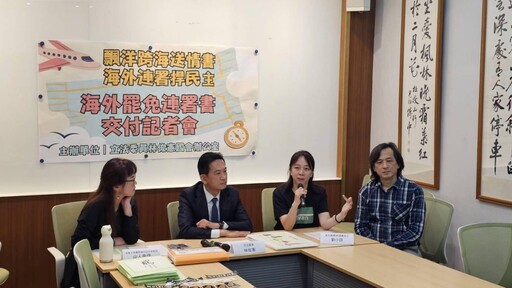 海外連署飄洋過海送抵立院 林俊憲接獲加拿大1536份罷免書