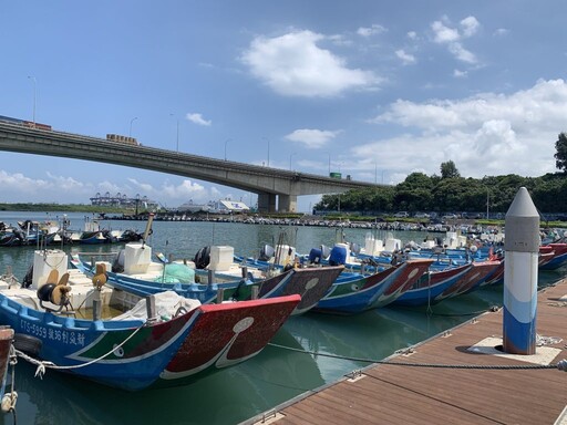 八里左岸單車趣 順遊下罟子漁港賞美景