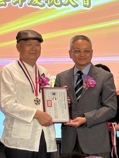 謝明輝獲得中國文學詩詞獎，背後最大的功臣——太太蔡玉盞