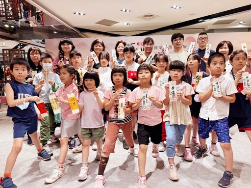 新竹大遠百「名師揮毫筆墨書畫展」福卡獻愛歡慶母親節 七位書畫名師展出18件書畫作品