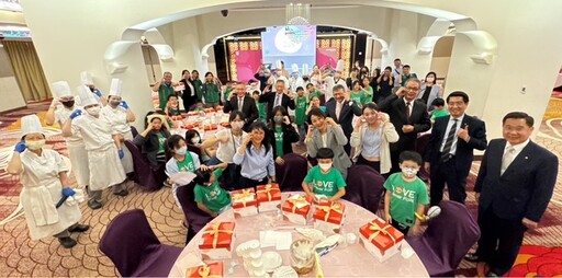 長榮酒店攜手沐風關懷協會 母親節前夕千層甜心傳愛