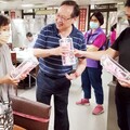 獻花傳遞對媽媽的敬愛 八德榮家致贈花語「愛」的康乃馨祝福住民奶奶暨女性同仁母親節快樂