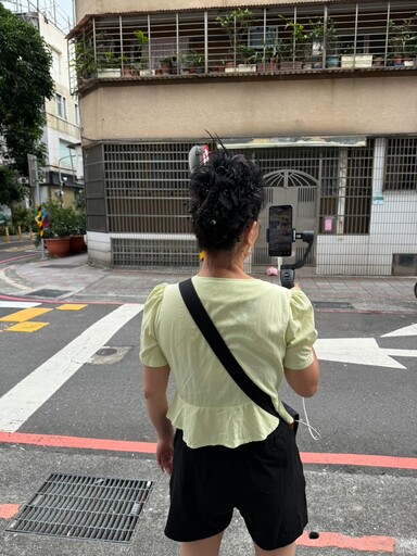 中國口音女子校門口直播學童引爭議 法律未違規惹家長憂心