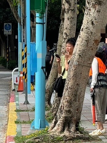 中國口音女子校門口直播學童引爭議 法律未違規惹家長憂心