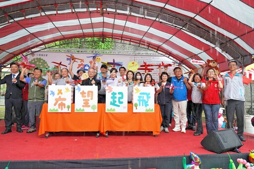 暖心傳愛、希望起飛 仁愛社福愛心園遊會愛心攤位不畏風雨暖心用行動支持公益