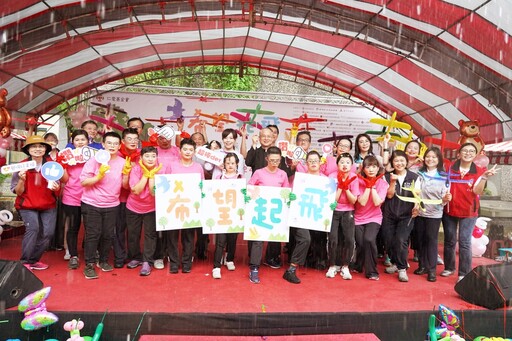 暖心傳愛、希望起飛 仁愛社福愛心園遊會愛心攤位不畏風雨暖心用行動支持公益