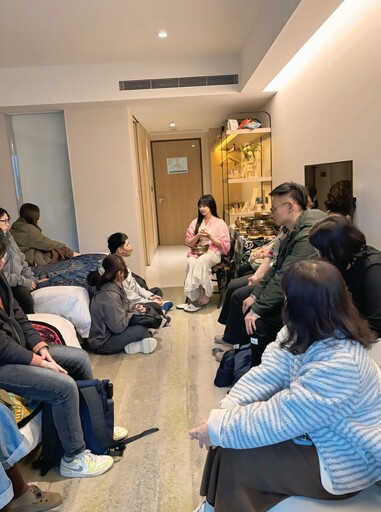 張淨Amber老師在混亂中找回內在秩序：她用一場對話，幫助人們重新聽見自己。