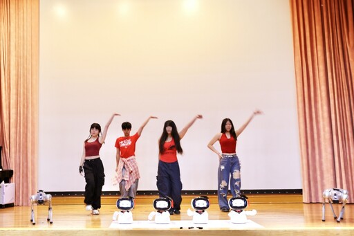 敏實科大畢業典禮暨就業博覽會 以「綻放青春×點燃夢想」主軸展演人機共舞驚艷全場