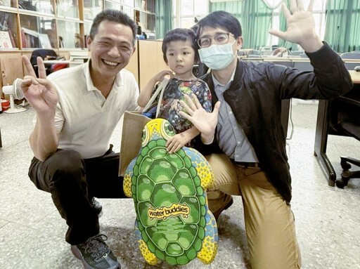 童趣筆觸傳遞正向價值 芎林鄉頒獎「小海龜的逆襲」著色優秀作品並於圖書館展出