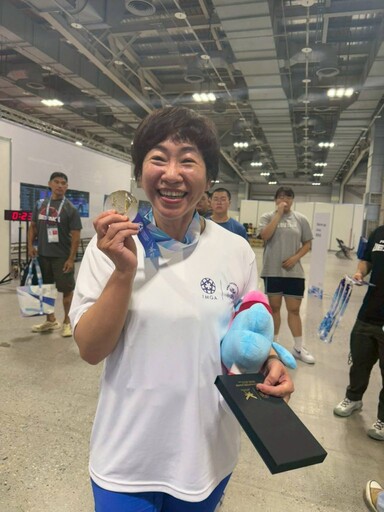 警界女力炸裂!台中警工業區所長陳靖宣勇奪世界舉重金牌:「女生也能舉起世界」