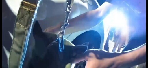 救援不分物種!文一帥警抱出受傷犬 民眾臉書狂讚