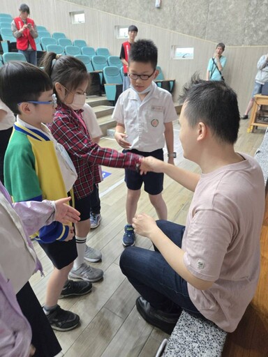 視障鋼琴家許哲誠蒞臨信義國小 音樂分享生命韌性