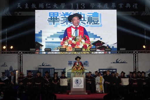 輔大畢典高潮迭起 校長拍影片、神父祈福、學霸奪書卷王