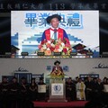 輔大畢典高潮迭起 校長拍影片、神父祈福、學霸奪書卷王